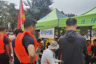 博主：河南队今天下午进行首堂公开训练，约450名球迷现场观看